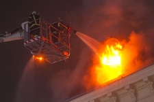 Gespenstische Bilder beim Großbrand mitten in Gmunden: Der Dachstuhl wurde völlig vernichtet.