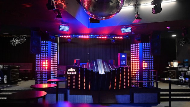 Das DJ-Pult steht wieder dort, wo es bis 2018 18 Jahre zu finden war.