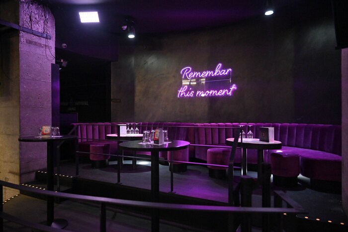 Der neue Sitzbereich, wo der DJ zuletzt seinen Platz hatte.