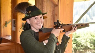 Oberschützenmeister Sandra Etschbacher freut sich über die Auszeichnung. 