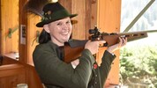 Oberschützenmeister Sandra Etschbacher freut sich über die Auszeichnung. 