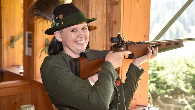 Oberschützenmeister Sandra Etschbacher freut sich über die Auszeichnung.