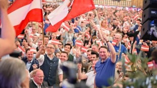 Im Bierzelt ist der derzeitige Obmann der oö. Freiheitlichen, Manfred Haimbuchner, (re., hier ...