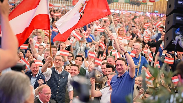 Im Bierzelt ist der derzeitige Obmann der oö. Freiheitlichen, Manfred Haimbuchner, (re., hier ...
