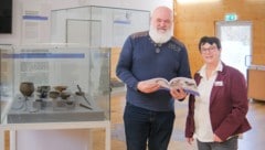 Bronzezeitliche Funde (Repliken) im „Haus der Erinnerung“ in St. Georgen/Gusen: Andrea Wahl, ...