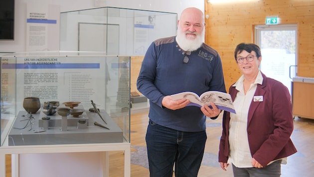 Bronzezeitliche Funde (Repliken) im „Haus der Erinnerung“ in St. Georgen/Gusen: Andrea Wahl, ...