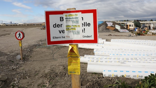 Um ihren Frust kundzutun, besetzen Demonstrierende immer wieder Baustellen – hier in Wien in der ...