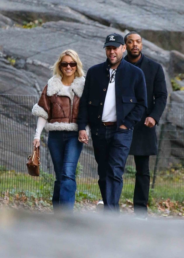 Sydney Sweeney und Scooter Braun schlenderten Händchen haltend durch den Park. Später wurden sie ...