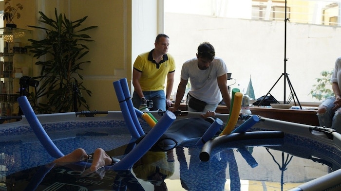 Vitomir Maričić treibt reglos im Tauchanzug über den Tauchhilfen im Hotelbecken von Opatija. ...