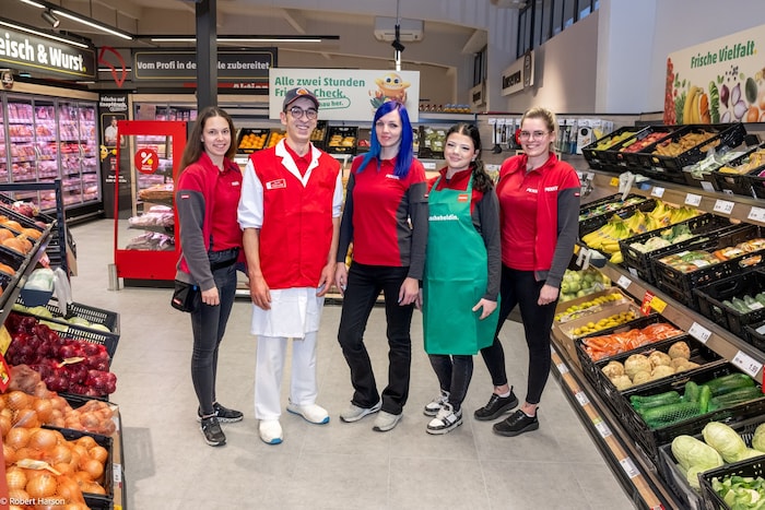 Das PENNY Team freut sich über die brandneue PENNY Filiale.