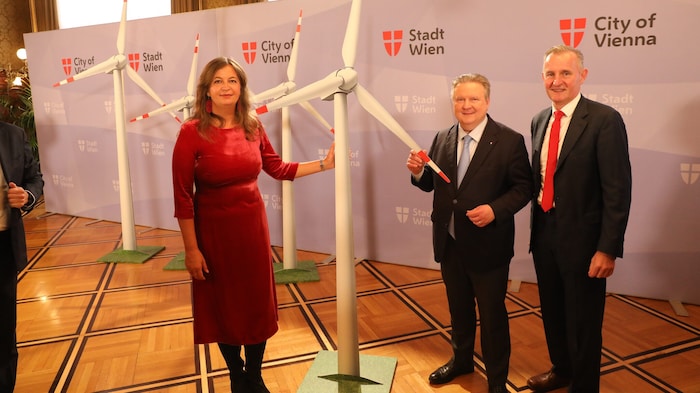 Bürgermeister Michael Ludwig (Mitte), Stadträtin Ulli Sima und Generaldirektor Peter Weinelt ...