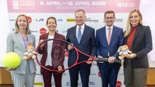 Sportstadträtin Karin Leitner, Veranstalterin Sandra Reichel, LH Thomas Stelzer, Sportlandesrat ...