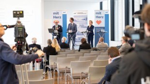 Berater Johannes Hohenauer (BDO), Landeshauptmann Markus Wallner und Gesundheitslandesrätin ...