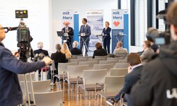 Berater Johannes Hohenauer (BDO), Landeshauptmann Markus Wallner und Gesundheitslandesrätin ...