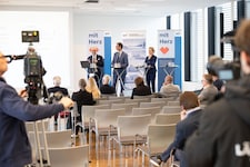 Berater Johannes Hohenauer (BDO), Landeshauptmann Markus Wallner und Gesundheitslandesrätin ...