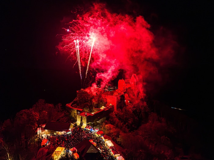 Ein nachhaltiges Feuerwerk zaubert einen bunten Nachthimmel.