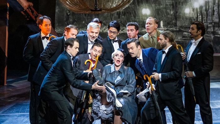 Paris im Regen: In Henry Masons (o.) Inszenierung wird Hanna Glawari (Nina Bezu) von ...