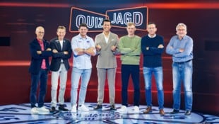 Moderator Florian Lettner flankiert von den Skiadlern aus Österreich (l.) und Deutschland (r.)