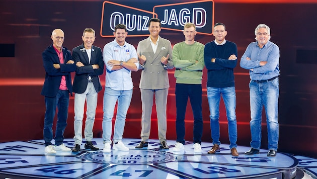 Moderator Florian Lettner flankiert von den Skiadlern aus Österreich (l.) und Deutschland (r.)