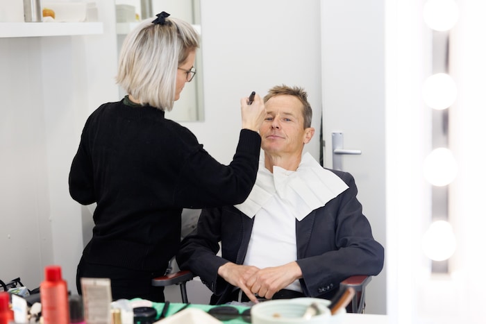 Wer um den Sieg kämpft, will auch schön sein: Andi Goldberger wird vor der „Quizjagd“ „telefit“ ...