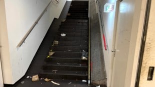 Mehr als eine Woche lang sah der Stiegenabgang so aus. Nur einen Tag nach der Reinigung lag ...