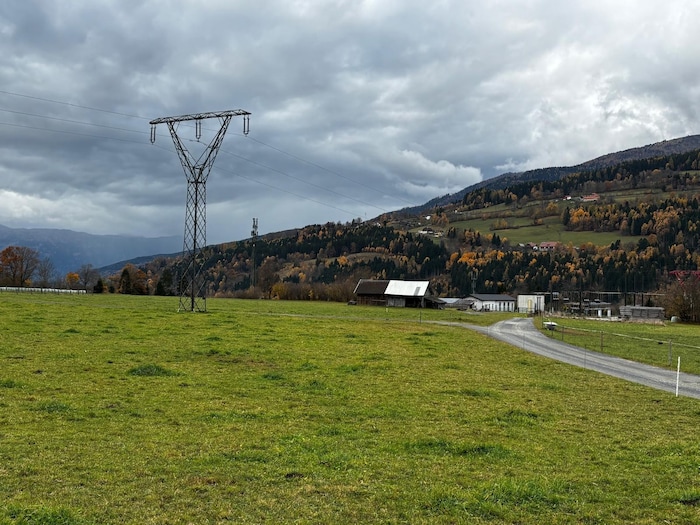 Neben der Fläche, wo die PV-Anlagen installiert werden sollen, befindet sich ein Umspannwerk.