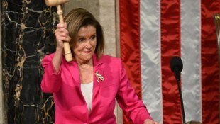 Nancy Pelosi war die erste Frau, die das Amt der Vorsitzenden des Repräsentantenhauses inne ...