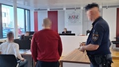 Die beiden Slowaken wurden von der Justizwache in Handschellen vorgeführt und nach eineinhalb ...