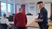Die beiden Slowaken wurden von der Justizwache in Handschellen vorgeführt und nach eineinhalb ...
