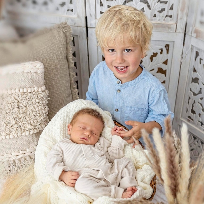 Baby Julian mit großem Bruder Fabian
