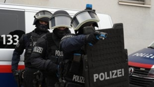 Die Kärntner Beamten der „Schnellen Reaktionskräfte“ demonstrieren ihre speziellen Fähigkeiten.