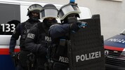 Die Kärntner Beamten der „Schnellen Reaktionskräfte“ demonstrieren ihre speziellen Fähigkeiten.