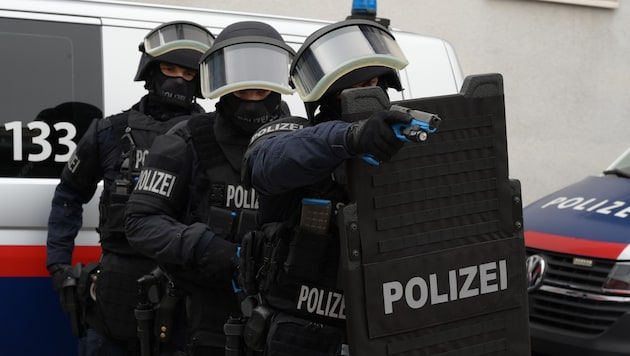 Die Kärntner Beamten der „Schnellen Reaktionskräfte“ demonstrieren ihre speziellen Fähigkeiten.