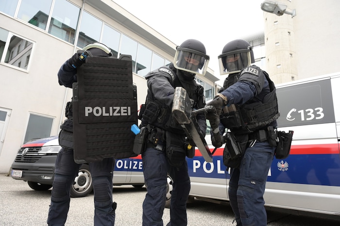 Mit Spezialausrüstung nähern sie sich dem Verdächtigen.