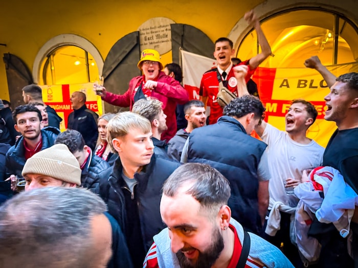 Mit Bier ölten die Engländer ihre Stimmbänder fürs Match am Abend.