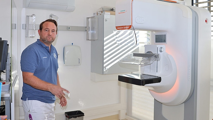 Radiologe Imre Vasvary in seiner neuen Ordination in Saalfelden