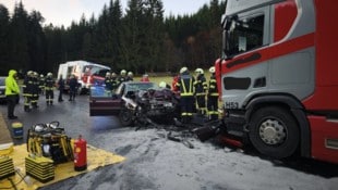 Das Auto des Burschen wurde völlig zerstört.