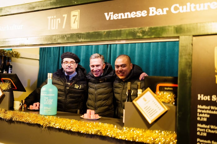 Beim Punschstand der Bar 7 wird das Heißgetränk auf den Geschmack des Kunden abgestimmt.