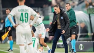 Gäste-Trainer Mirel Rădoi sah für dieses Wortgefecht mit Rapids Tobias Gulliksen bereits nach 20 ...