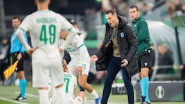 Gäste-Trainer Mirel Rădoi sah für dieses Wortgefecht mit Rapids Tobias Gulliksen bereits nach 20 ...