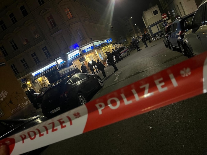 Eine Großfahndung wurde eingeleitet.