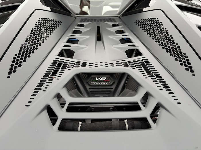 Der V8 wurde völlig neu entwickelt, setzt alleine 800 PS frei.