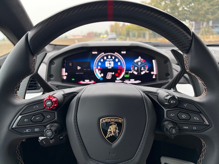 So gut wie alle Tasten sitzen auf dem Lenkrad, dort wählt man aus 13 Fahrmodi aus.