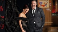 Böses Blut? Keineswegs! Millie Bobby Brown zeigten sich innig und gut gelaunt am roten Teppich ...