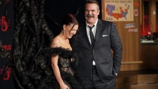 Böses Blut? Keineswegs! Millie Bobby Brown zeigten sich innig und gut gelaunt am roten Teppich ...