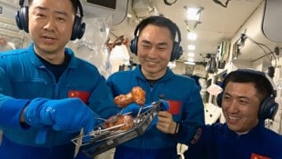 Mit einer Geschwindigkeit von ca. 28.163 km/h schweben derzeit sechs Taikonauten um den Planeten ...