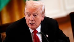 US-Präsident Donald Trump platzte am Freitag in eine Hochzeit, die in seinem Anwesen Mar-a-Lago ...