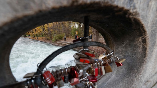 Nur noch ein brodelndes weißes Band ist von der weltberühmten Flusswelle übrig, Surfen mit ...