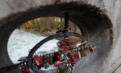 Nur noch ein brodelndes weißes Band ist von der weltberühmten Flusswelle übrig, Surfen mit ...