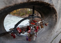 Nur noch ein brodelndes weißes Band ist von der weltberühmten Flusswelle übrig, Surfen mit ...